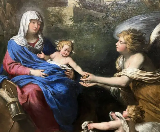 Detail reliéfu s postavami v antickém stylu, žena s nataženou rukou a drakem v pozadí.